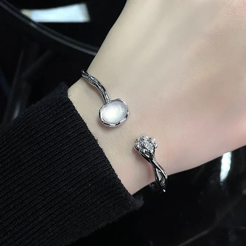 Bud Moonstone Bracelet