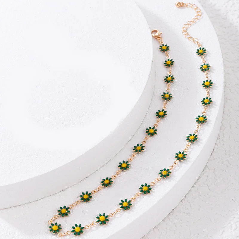 Green Little Daisy Necklace