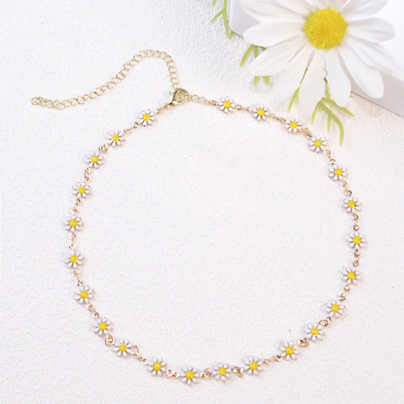 White Little Daisy Necklace