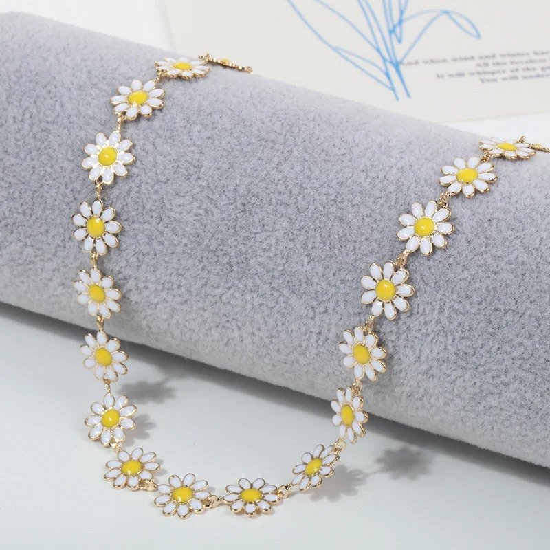 White Daisy Necklace